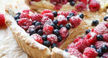 Come fare la crostata vegana: zero zuccheri, crema allo yogurt e frutti di bosco